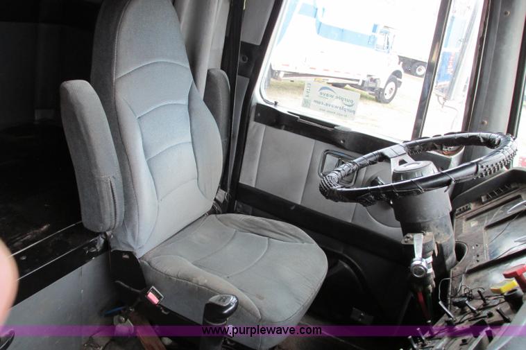 image for item F4713 1996 Volvo WIA semi truck