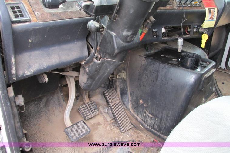 image for item F4713 1996 Volvo WIA semi truck