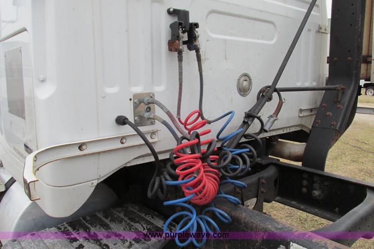 image for item F4713 1996 Volvo WIA semi truck