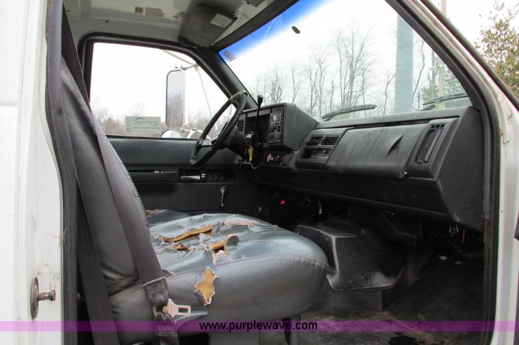 image for item F4715 1999 GMC C6500 box truck