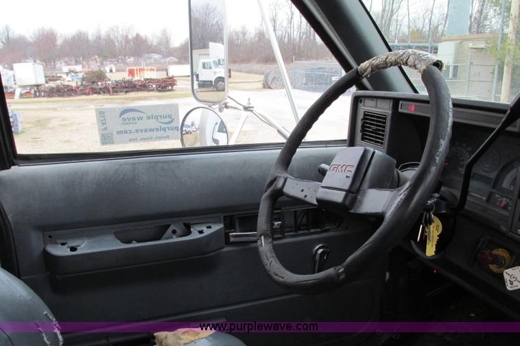 image for item F4715 1999 GMC C6500 box truck