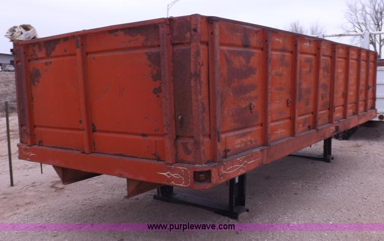 image for item F6389 Giant Manufacturing dump bed with hoist