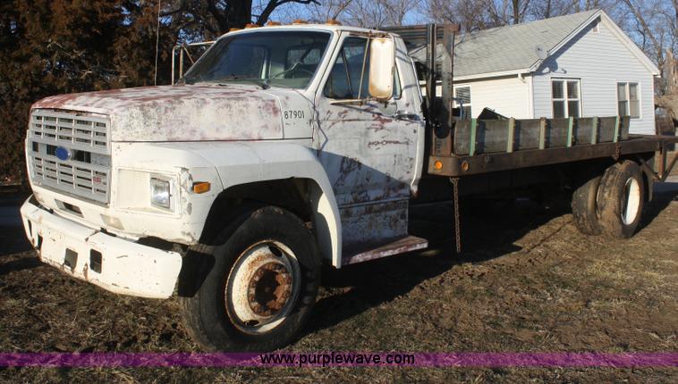 image for item S9975 1985 Ford F700 flatbed truck