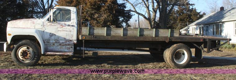 image for item S9975 1985 Ford F700 flatbed truck