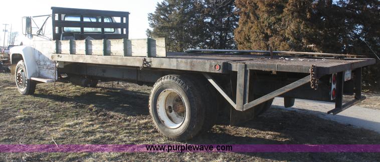 image for item S9975 1985 Ford F700 flatbed truck