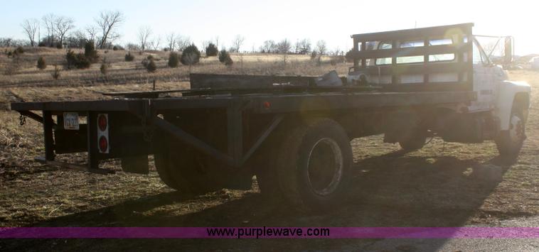 image for item S9975 1985 Ford F700 flatbed truck