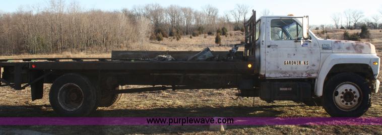 image for item S9975 1985 Ford F700 flatbed truck