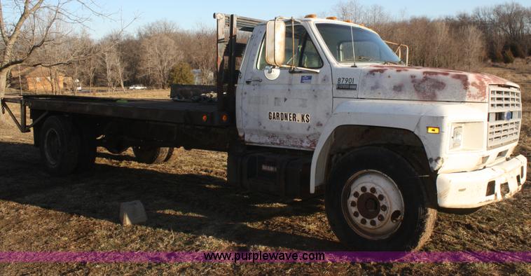 image for item S9975 1985 Ford F700 flatbed truck