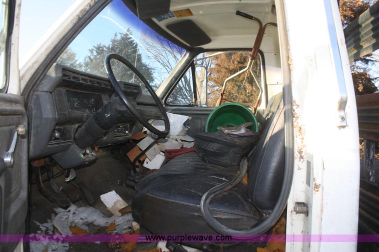 image for item S9975 1985 Ford F700 flatbed truck