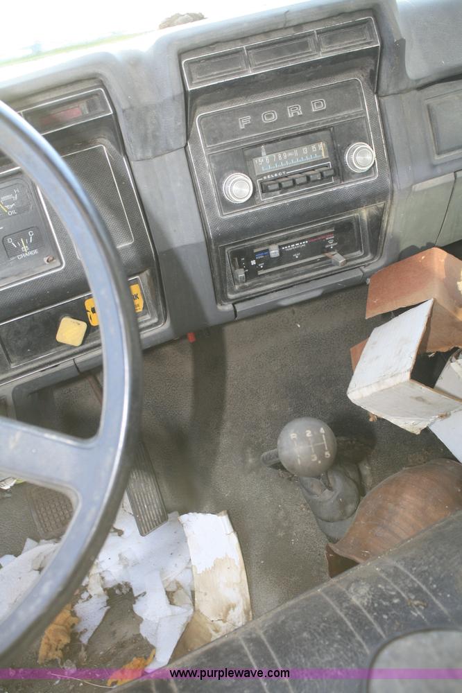image for item S9975 1985 Ford F700 flatbed truck