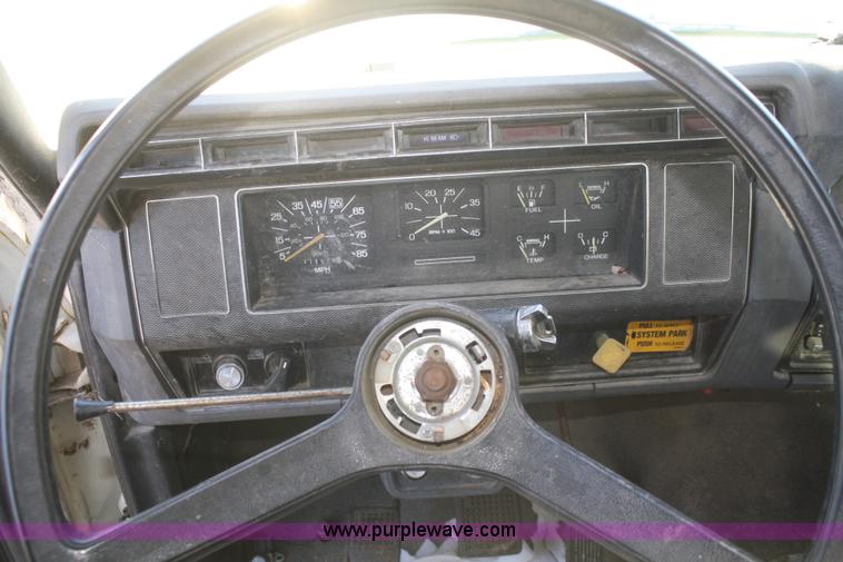 image for item S9975 1985 Ford F700 flatbed truck