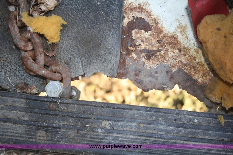 image for item S9975 1985 Ford F700 flatbed truck