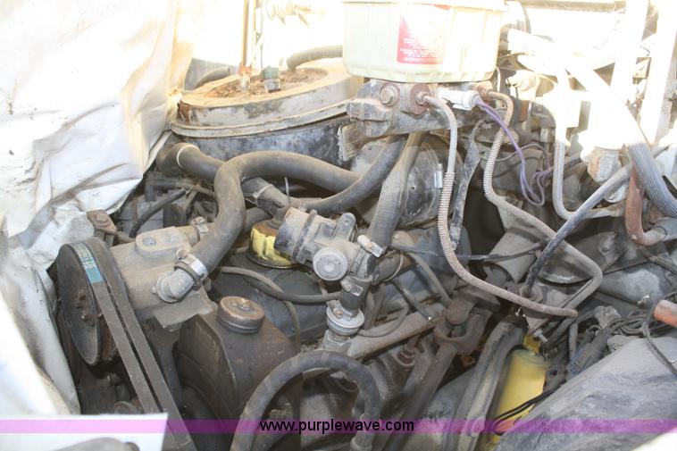 image for item S9975 1985 Ford F700 flatbed truck