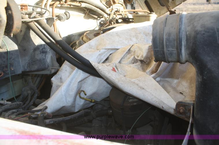 image for item S9975 1985 Ford F700 flatbed truck