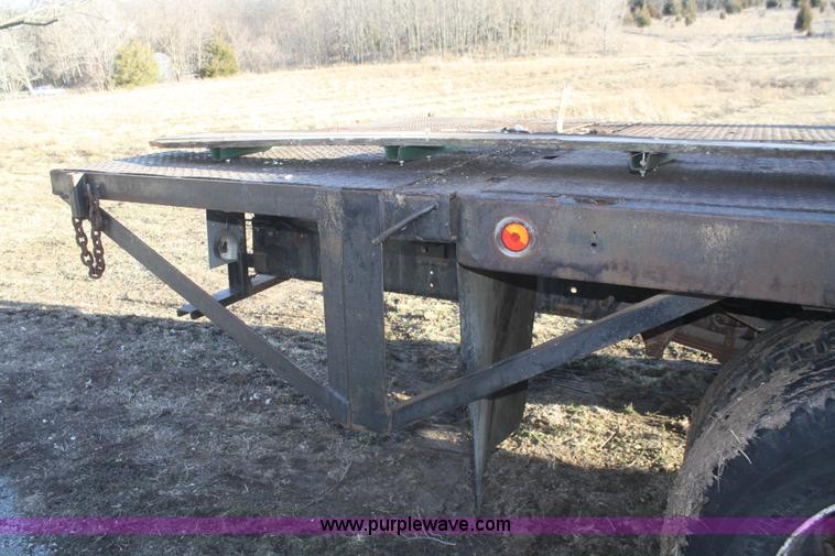 image for item S9975 1985 Ford F700 flatbed truck