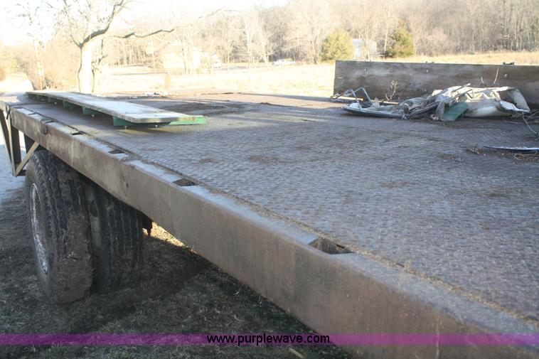 image for item S9975 1985 Ford F700 flatbed truck