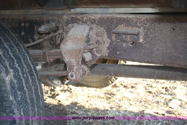 image for item S9975 1985 Ford F700 flatbed truck