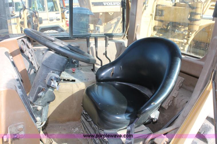 image for item E2813 2000 Caterpillar 615C paddle scraper