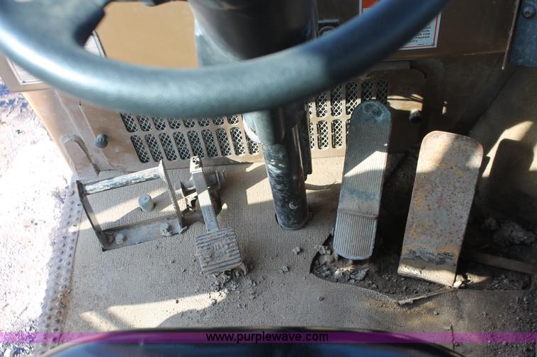 image for item E2813 2000 Caterpillar 615C paddle scraper