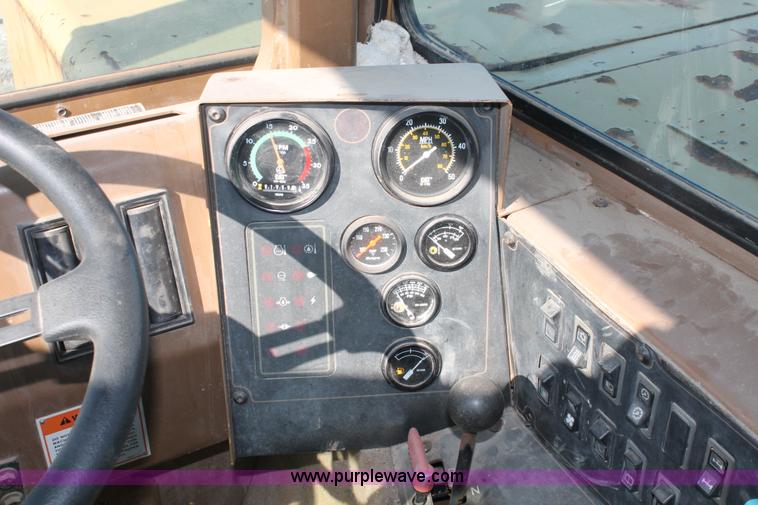 image for item E2813 2000 Caterpillar 615C paddle scraper