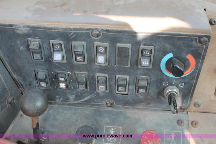 image for item E2813 2000 Caterpillar 615C paddle scraper