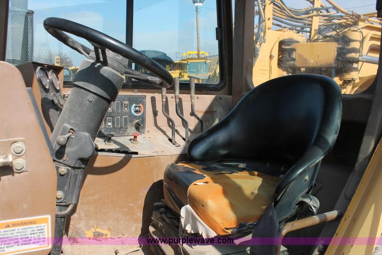 image for item E2814 1998 Caterpillar 615C paddle scraper