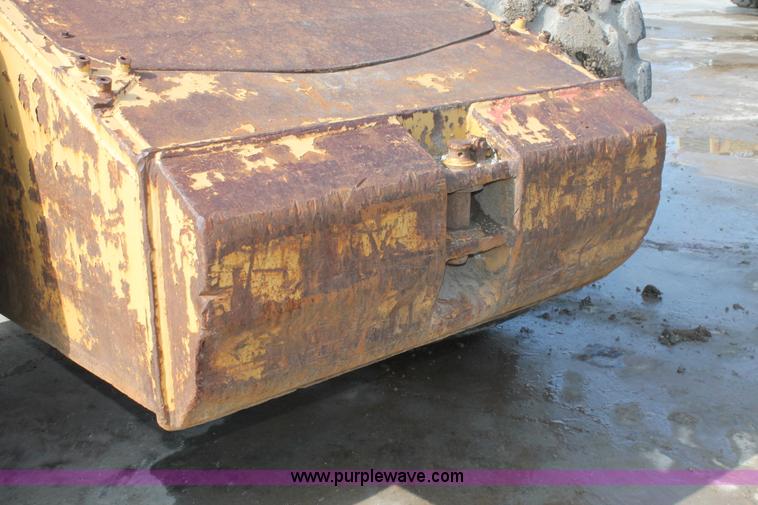 image for item E2814 1998 Caterpillar 615C paddle scraper