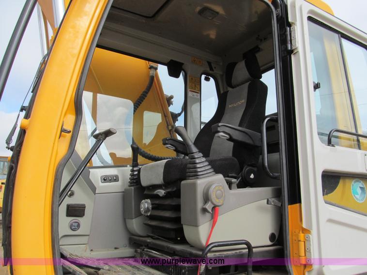 image for item E2815 2004 Hyundai Robex 210LC-7 excavator