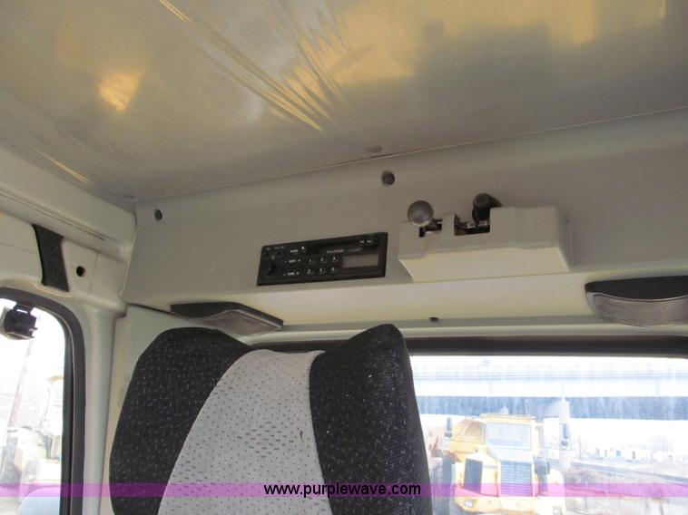 image for item E2815 2004 Hyundai Robex 210LC-7 excavator