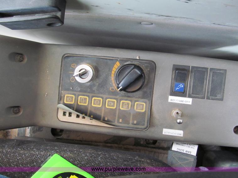 image for item E2815 2004 Hyundai Robex 210LC-7 excavator