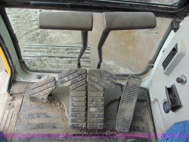 image for item E2815 2004 Hyundai Robex 210LC-7 excavator