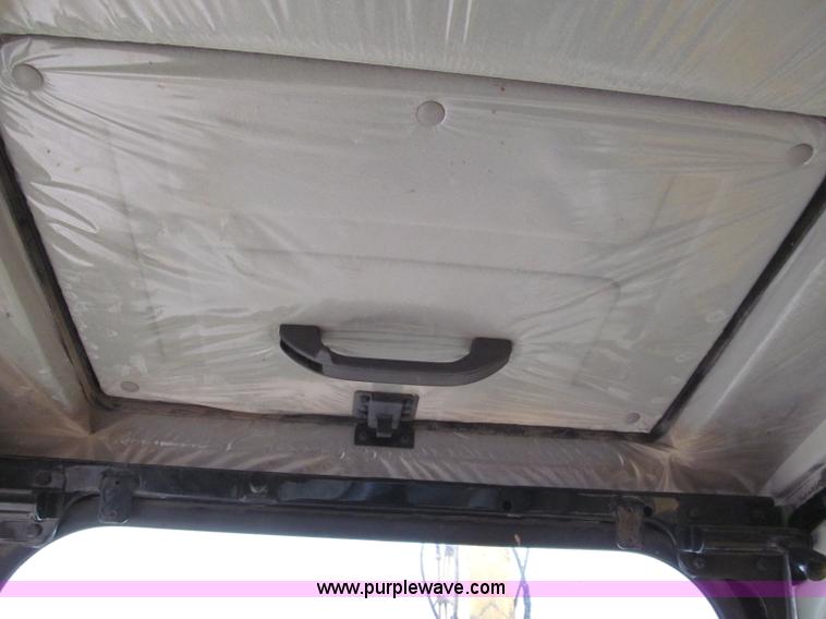 image for item E2815 2004 Hyundai Robex 210LC-7 excavator