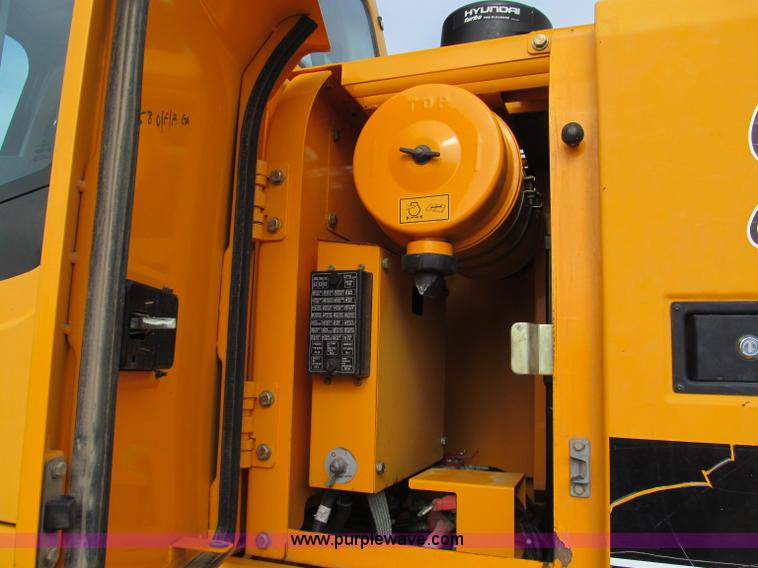 image for item E2815 2004 Hyundai Robex 210LC-7 excavator