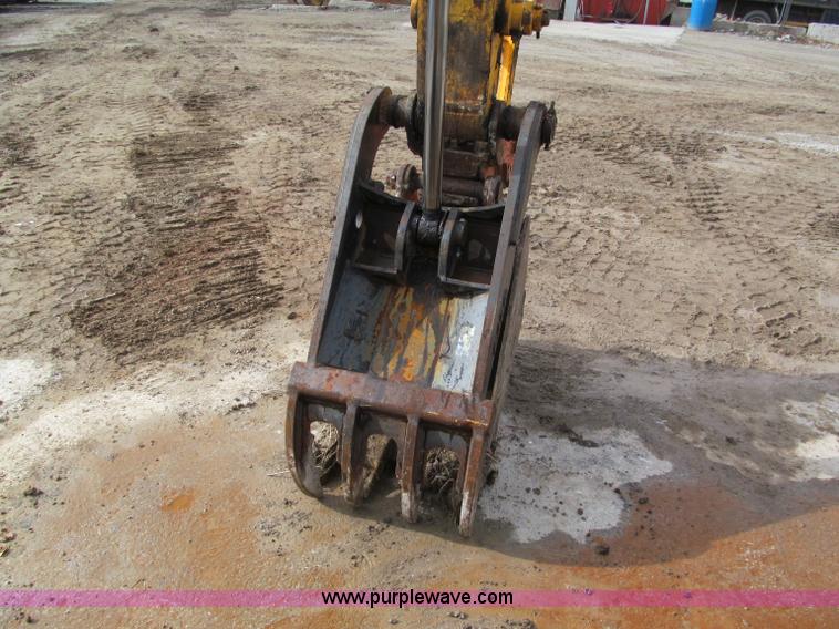 image for item E2815 2004 Hyundai Robex 210LC-7 excavator