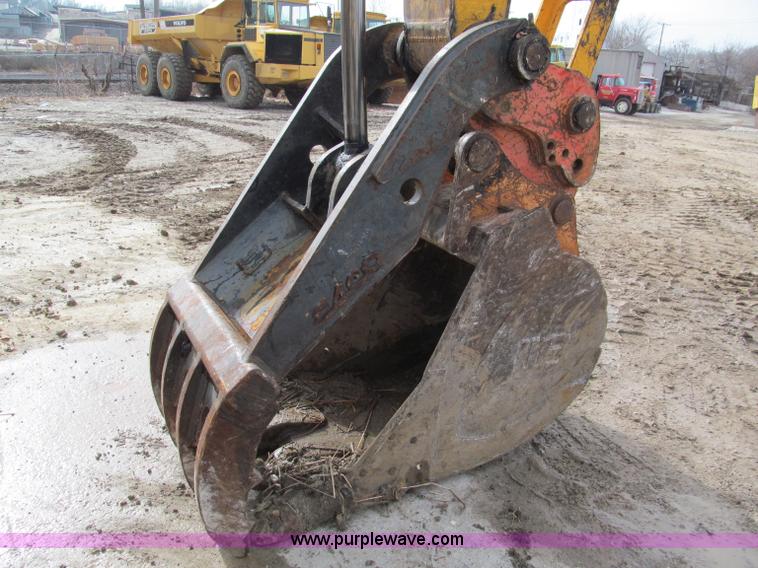 image for item E2815 2004 Hyundai Robex 210LC-7 excavator