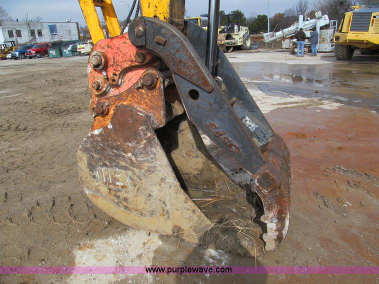 image for item E2815 2004 Hyundai Robex 210LC-7 excavator