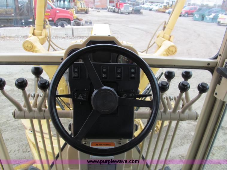 image for item E2819 2001 Caterpillar 140H VHP motor grader