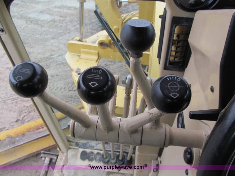 image for item E2819 2001 Caterpillar 140H VHP motor grader