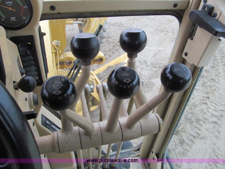 image for item E2819 2001 Caterpillar 140H VHP motor grader