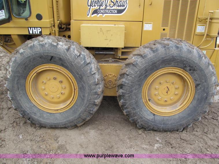 image for item E2819 2001 Caterpillar 140H VHP motor grader