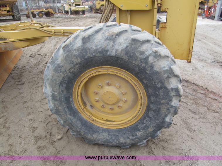 image for item E2819 2001 Caterpillar 140H VHP motor grader