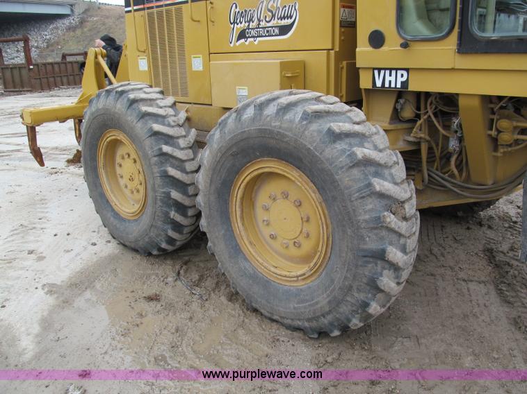 image for item E2819 2001 Caterpillar 140H VHP motor grader
