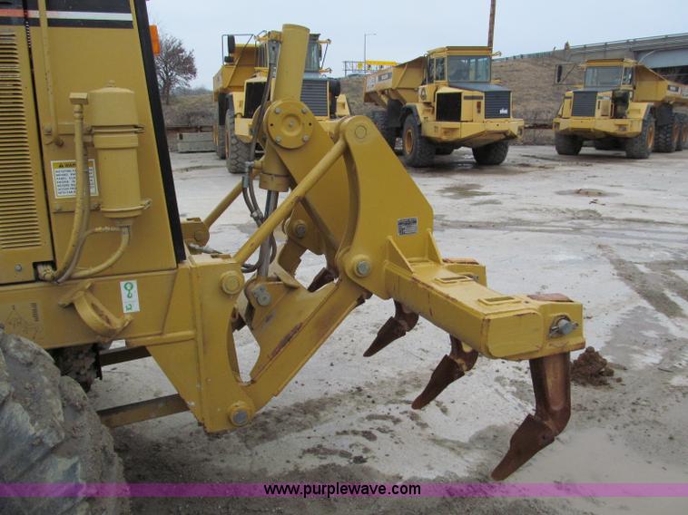 image for item E2819 2001 Caterpillar 140H VHP motor grader