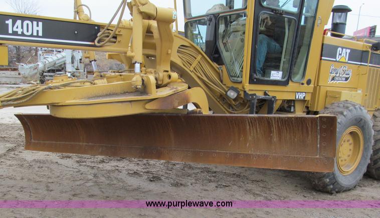 image for item E2819 2001 Caterpillar 140H VHP motor grader