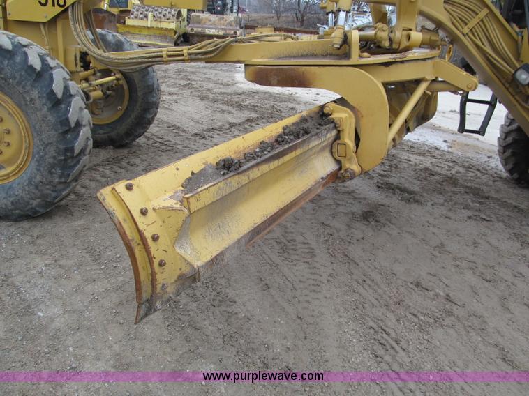 image for item E2819 2001 Caterpillar 140H VHP motor grader
