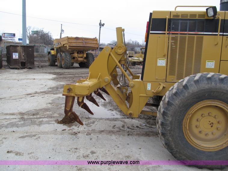 image for item E2819 2001 Caterpillar 140H VHP motor grader