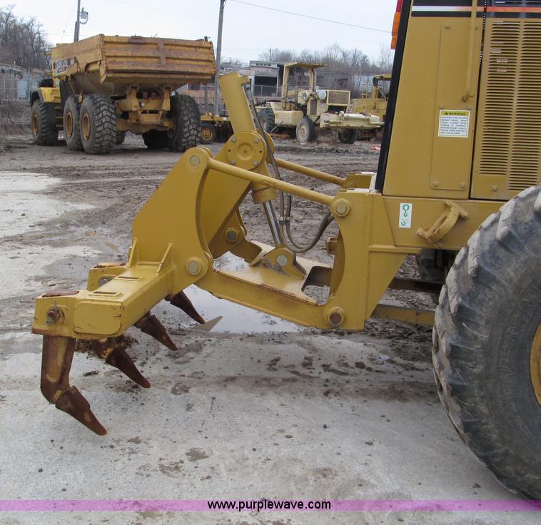 image for item E2819 2001 Caterpillar 140H VHP motor grader
