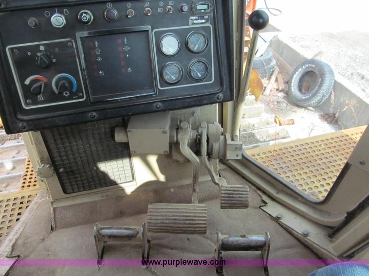 image for item E2821 1996 Caterpillar D8R dozer