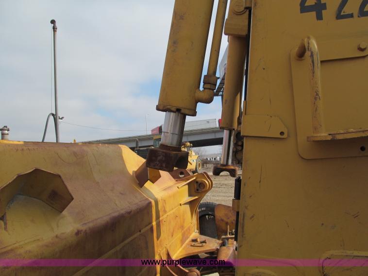 image for item E2821 1996 Caterpillar D8R dozer