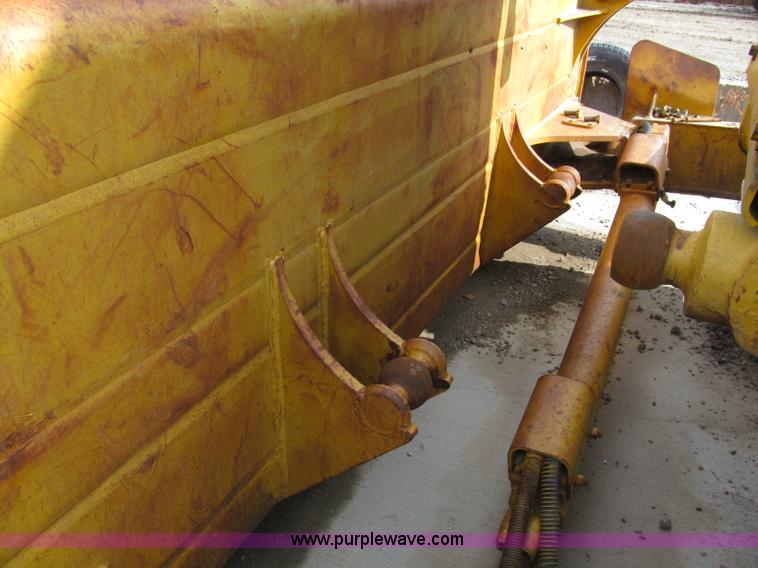 image for item E2821 1996 Caterpillar D8R dozer